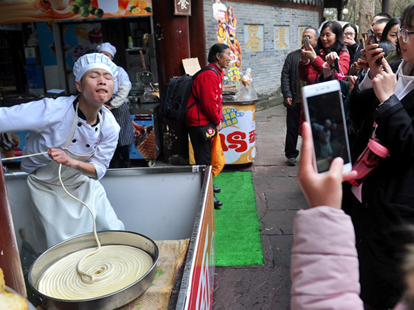 視頻制作讓拉面館爆紅20天，游客“五碗不過(guò)崗”