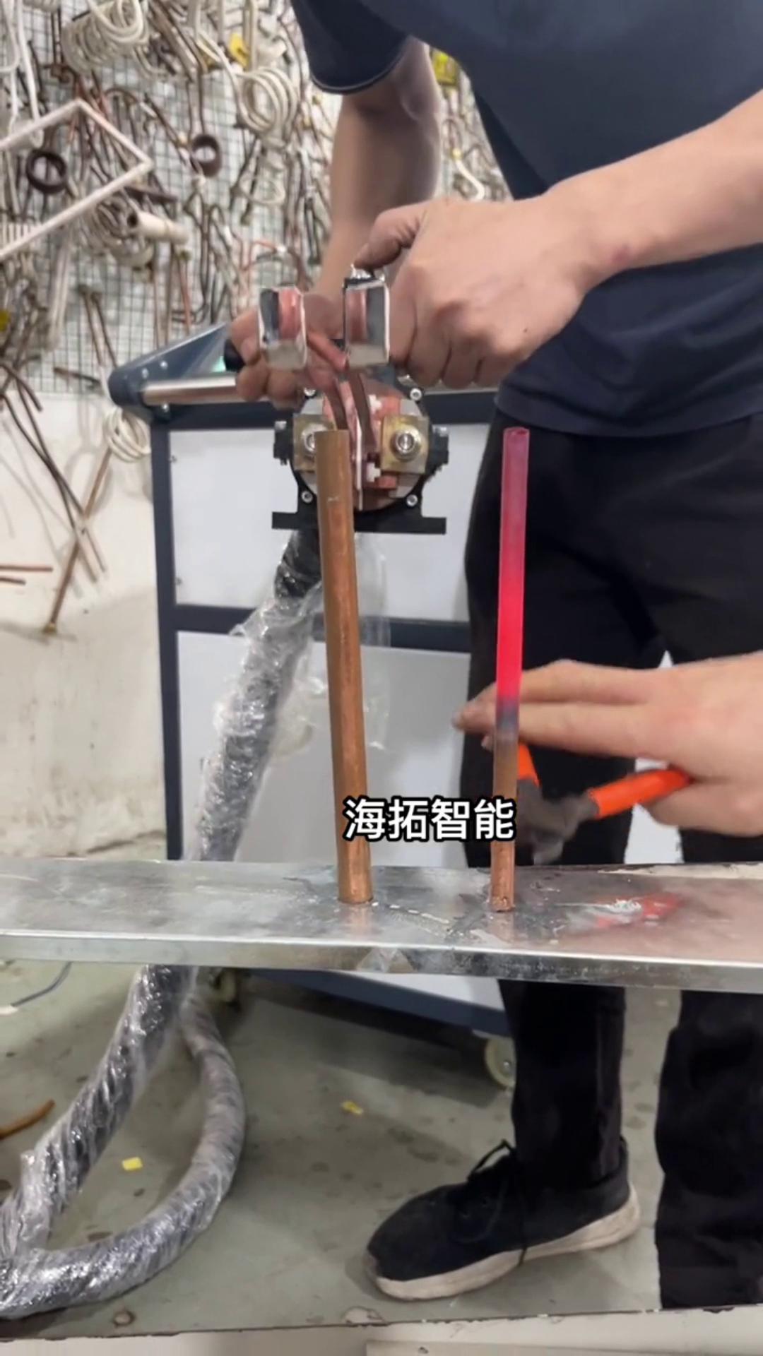 銅管加熱退火有難度嗎？沒有！只要用了海拓智能感應(yīng)加熱設(shè)備，什么淬火退火加熱焊接一切都不是問題。 