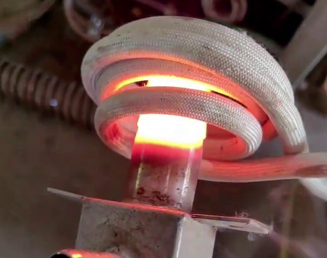 手持式高頻機加熱不銹鋼管是一種高效、精確的加熱方法