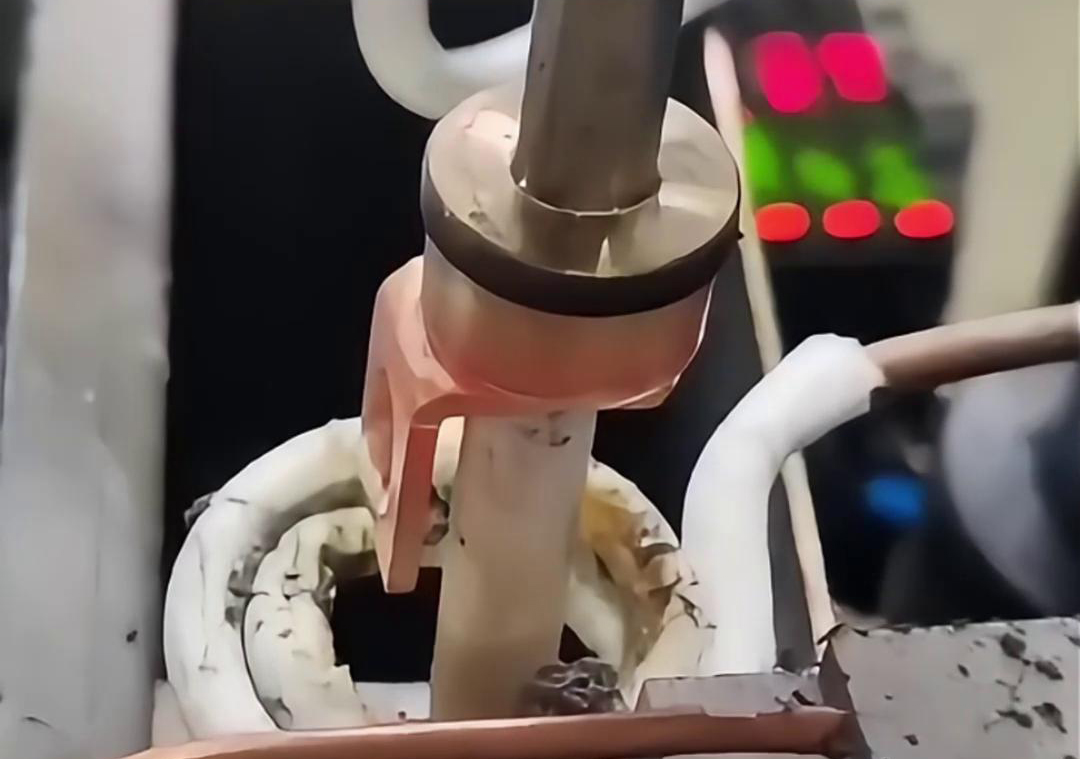 保險絲座是這樣的焊接的，原來是用了高頻自動化釬焊機來完成焊接