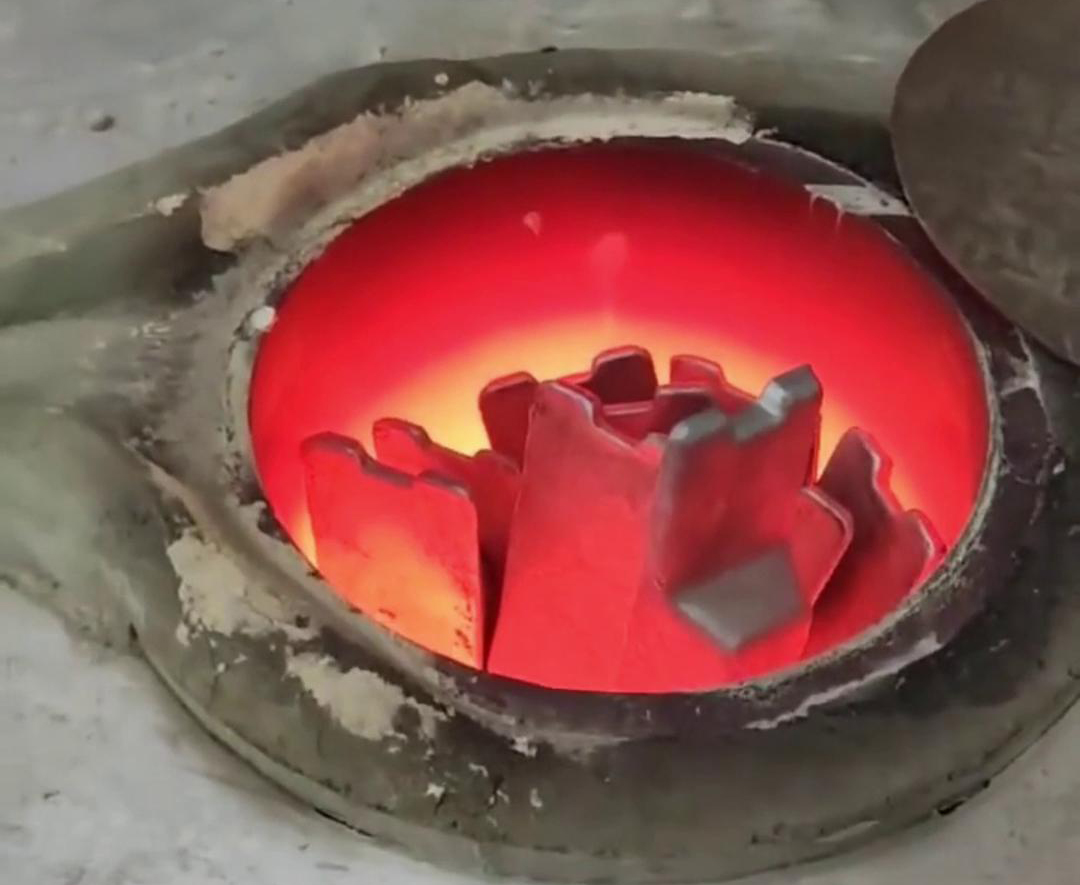 根據(jù)客戶特定的熔煉需求、生產(chǎn)規(guī)模、場地條件等因素，專門設計和制造的中頻感應熔鋁爐
