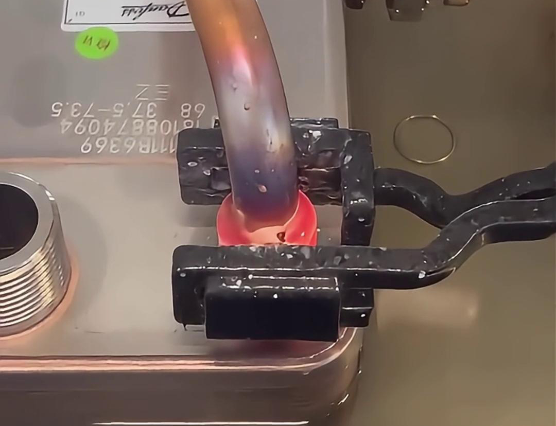 手持式高頻焊機(jī)，它在散熱器銅鋁焊接領(lǐng)域表現(xiàn)出色