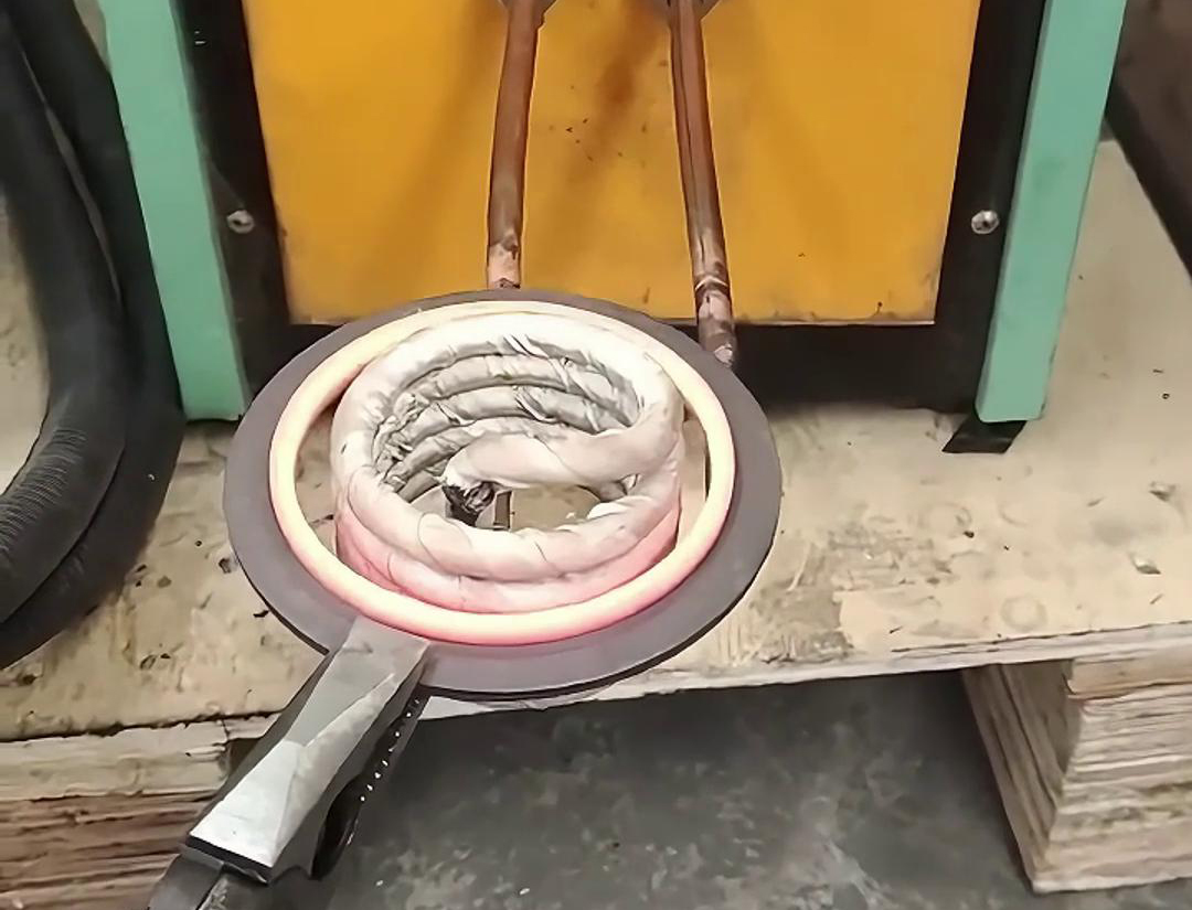 內(nèi)孔加熱，就用高頻加熱機(jī)，因?yàn)樗灰?20V電壓
