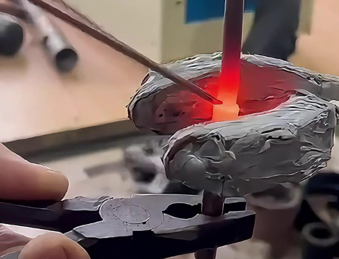 手持式高頻焊機(jī)適用于銅板等金屬材料的焊接、淬火和退火等工藝(圖2) 手持式高頻焊機(jī)適用于銅板等金屬材料的焊接、淬火和退火等工藝(圖2)
