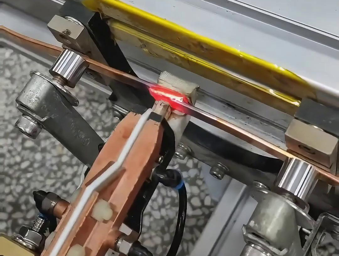 手持式高頻焊機(jī)適用于銅板等金屬材料的焊接、淬火和退火等工藝