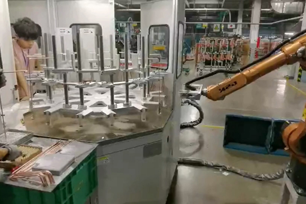 工廠實拍，配備機械手臂的高頻釬焊設備焊接銅管